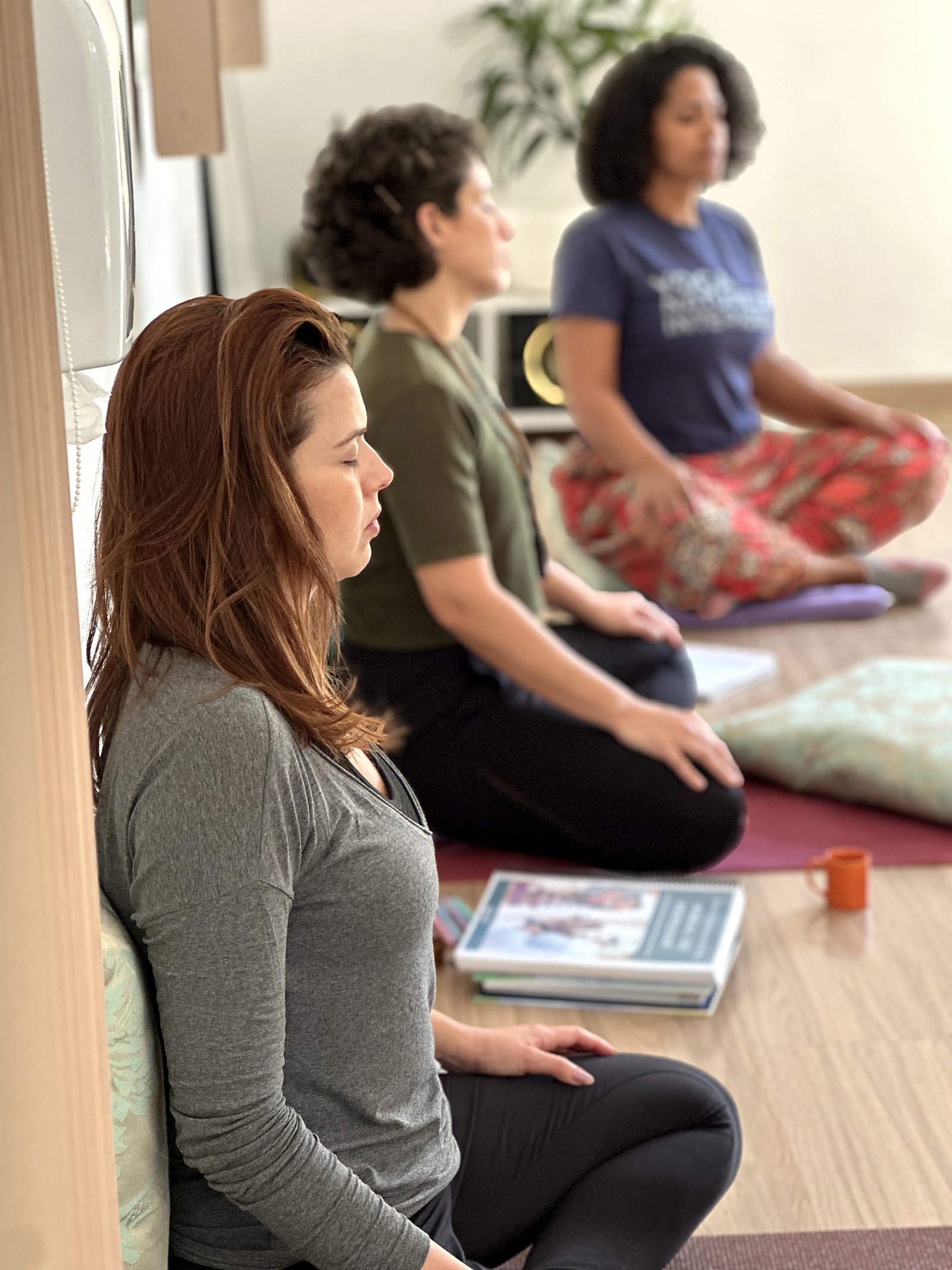 Prática de meditação em turma do Dharmyoga, olhos fechados, presença e silêncio